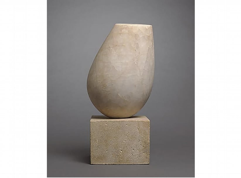 布朗庫西，《一個年輕女子的軀體》，1922，縞瑪瑙，33.02×22.86 cm，美國麻州劍橋哈佛大學霍格美術館（Fogg Art Museum）。