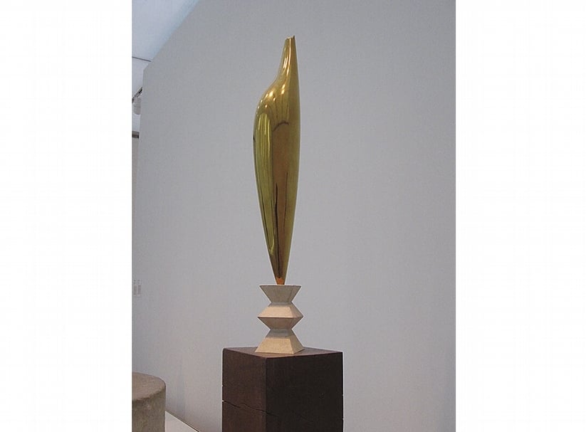 布朗庫西，《黃金鳥》，1919/20（檯座約1922），黃銅、石頭、木頭 ，217.8×29.9×29.9 cm，美國芝加哥藝術學院。