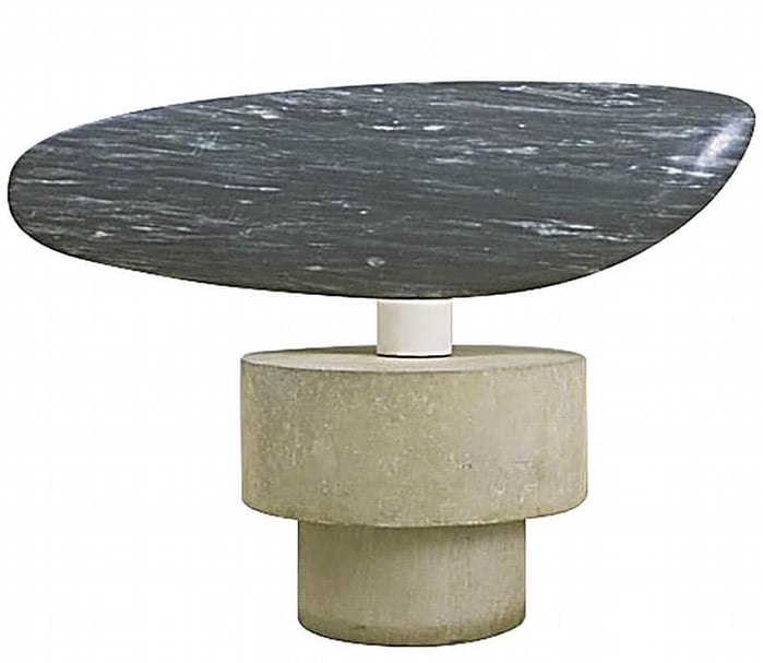 布朗庫西《魚》1930 藍灰色大理石 53.3×180.3×14 cm；三組件的檯座：大理石高13 cm、兩件石灰岩分別高33 cm和27.9 cm，最大直徑81.5 cm 美國紐約現代美術館