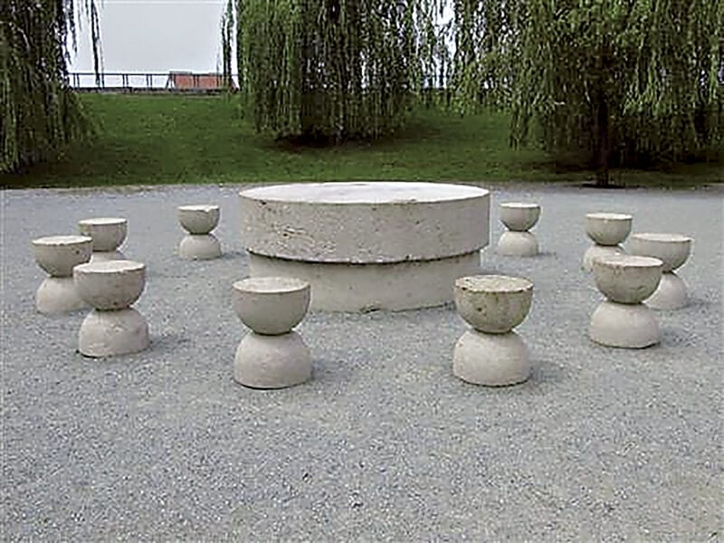 布朗庫西《寂靜的桌子》1937-38 石灰岩 桌子直徑215cm、高98cm 羅馬尼亞特爾古日烏《英雄大道》雕塑群組