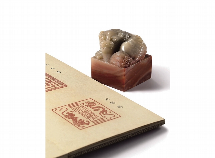 清康熙〈壽山石瑞獸鈕「淵鑑齋」璽〉，6.9×5.9×5.9公分，估價待詢。