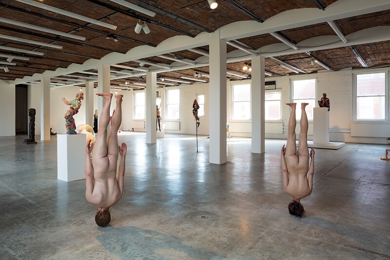 麥特里（Tony Matelli）作品《人像1 & 2》於展覽現場一景。