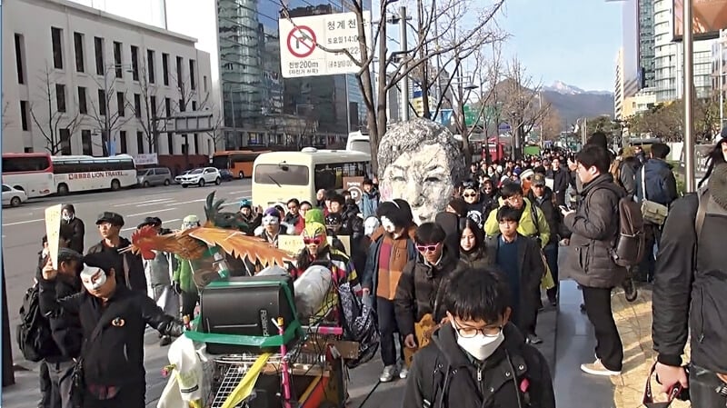藝術界示威者用報紙與傳單製作成巨大的朴槿惠頭像，訴求「集會、結社、表現之自由」。