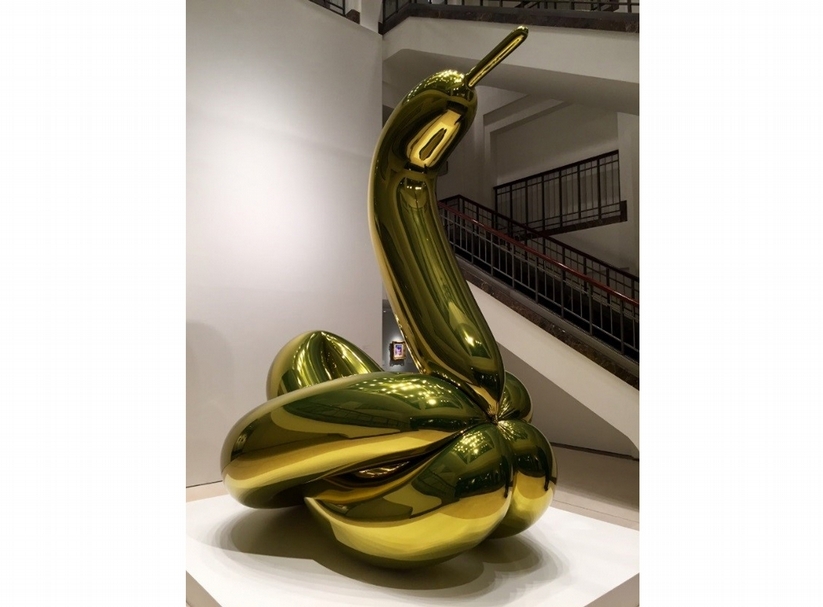 《Balloon Swan (Yellow)》(2004-2011) 拍賣日期：10 Nov 2015 Christie''s 拍賣價格：,725,000 (含佣金)