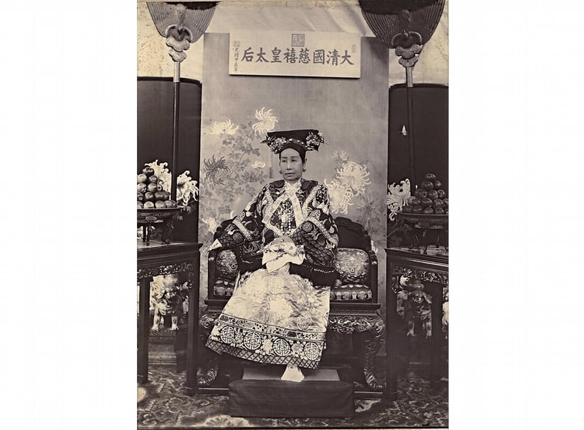 〈慈禧太后坐像〉，1904年攝影。北京故宮博物院提供。