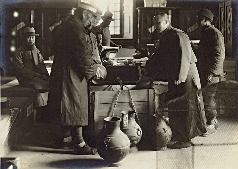 〈文物裝箱情形〉，1933年日軍進逼山海關，北平瀕危，故宮理事會乃緊急提議，決定文物南遷。北京故宮博物院提供。