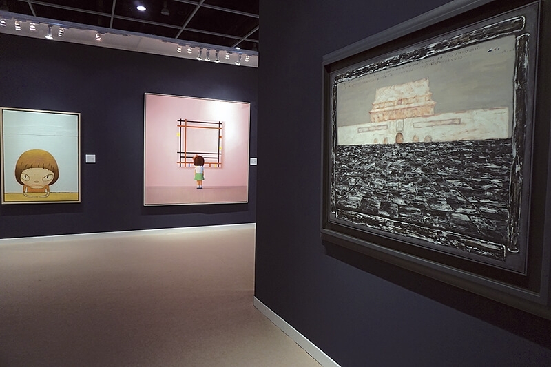 張曉剛創作於1993年的《天安門3號》（右），順利成交讓中國當代名家名品，免於流標的窘境。