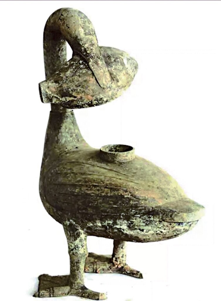 墓葬出土的青銅蒸餾器、釭燈及雁魚燈。