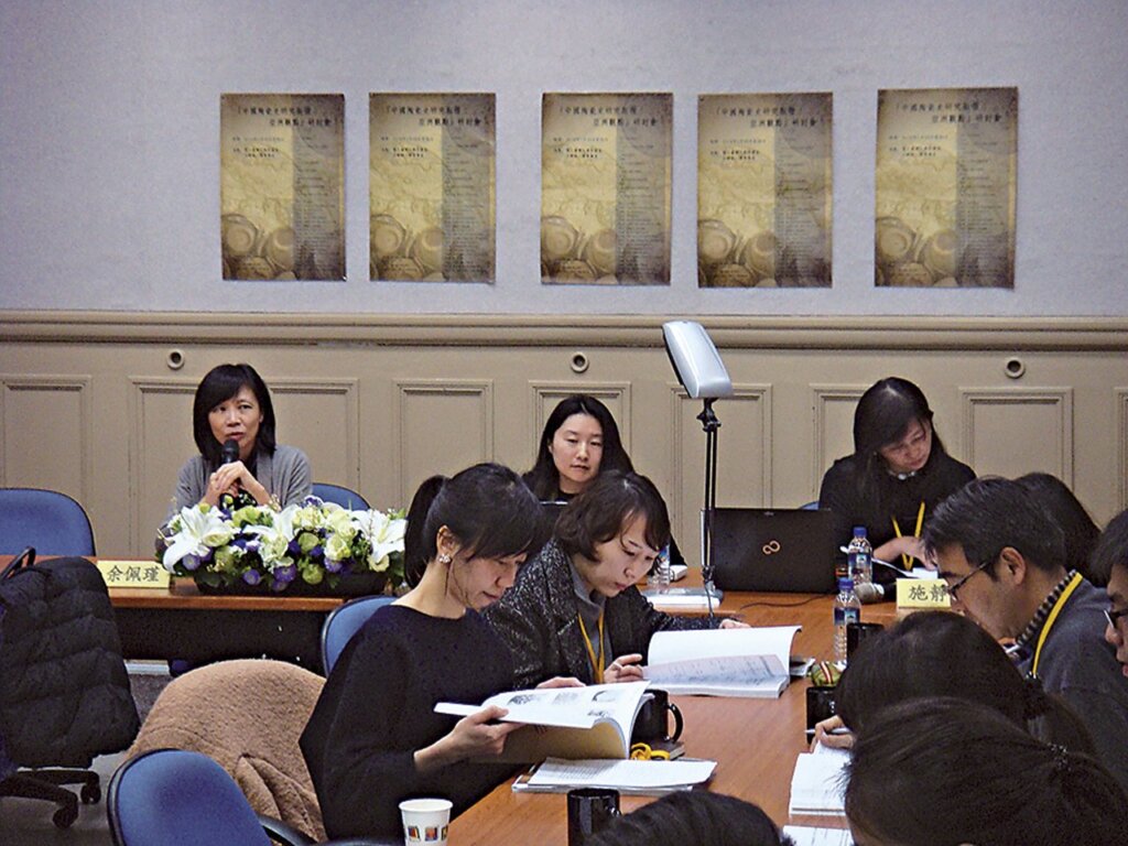 研討會第三場次：發表台左起台北故宮器物處長余佩瑾、陳潔、施靜菲。