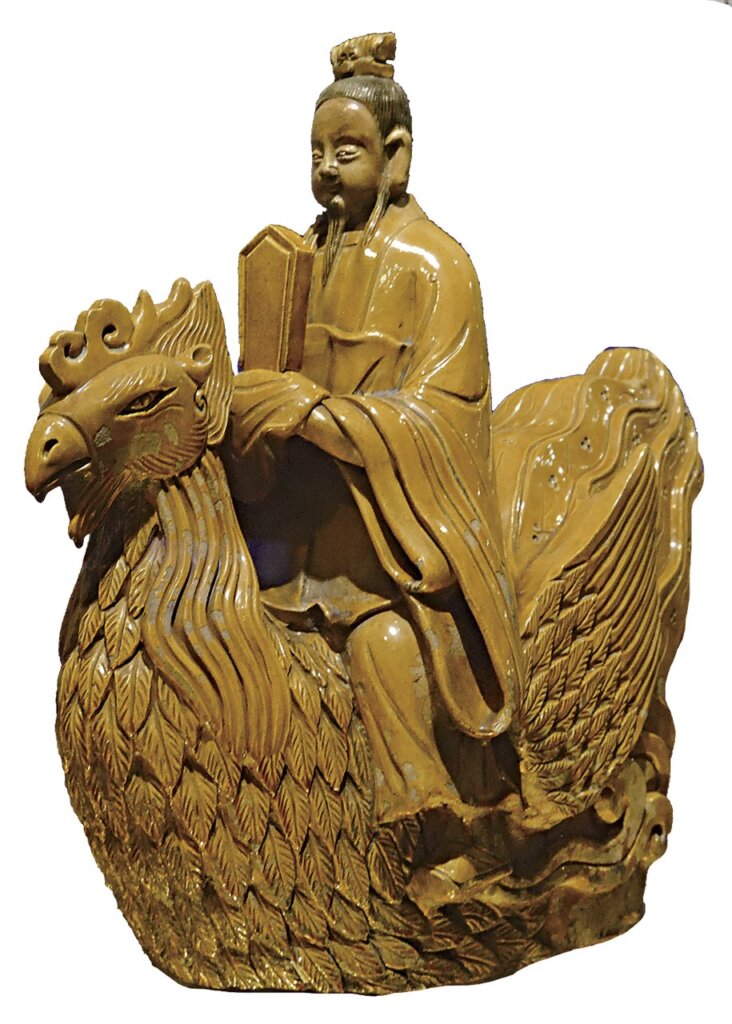 清〈琉璃仙人〉，長55公分、寬30公分、高52公分；清〈琉璃行什〉，長38公分、寬27公分、高55公分。