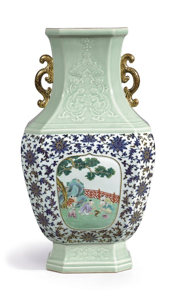 清乾隆〈青釉浮雕吉慶有餘青花描金粉彩嬰戲圖八方瓶〉 香港蘇富比．6348萬港元