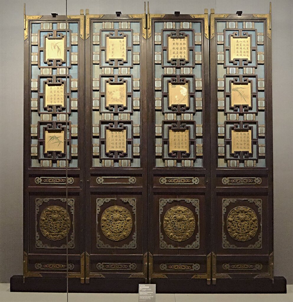 清乾隆〈嵌琺瑯書畫扇〉，高256公分、寬60公分、厚8公分，原設於樂壽堂內。