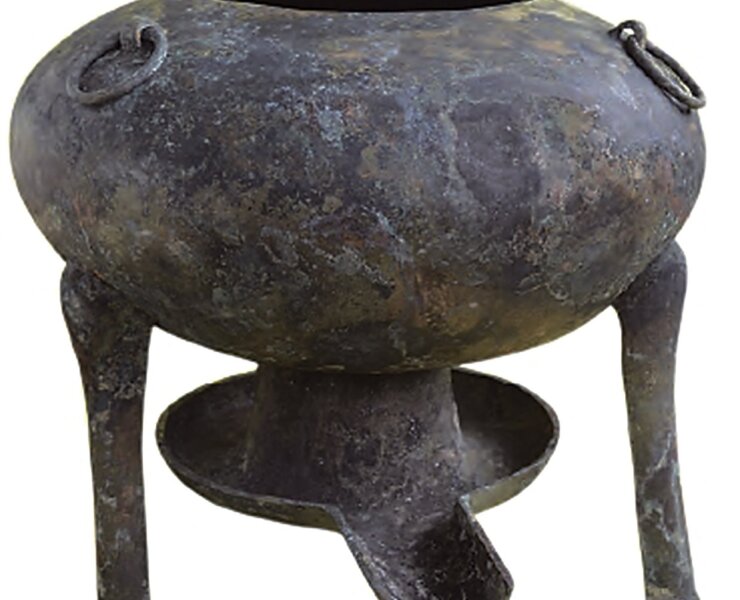 墓葬出土的青銅蒸餾器、釭燈及雁魚燈。