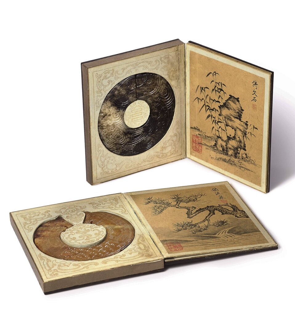 香港蘇富比2016春拍拍品:清乾隆〈乾隆帝寫生「蒼質滋華」「浮筠漱潤」松竹圖嵌仿古玉冊〉一對,每開13×10.9公分,預估價1500萬~2000萬港元。