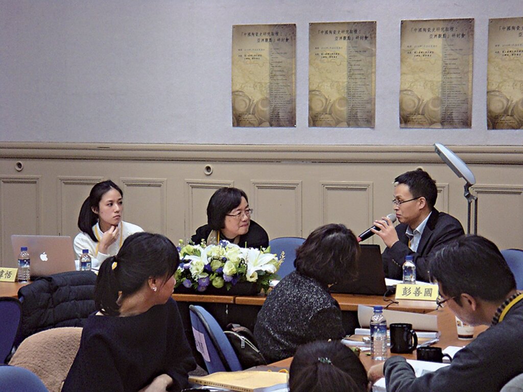 研討會第二場次：發表台左起張瑋恬、台北故宮器物處研究員蔡玫芬、彭善國。