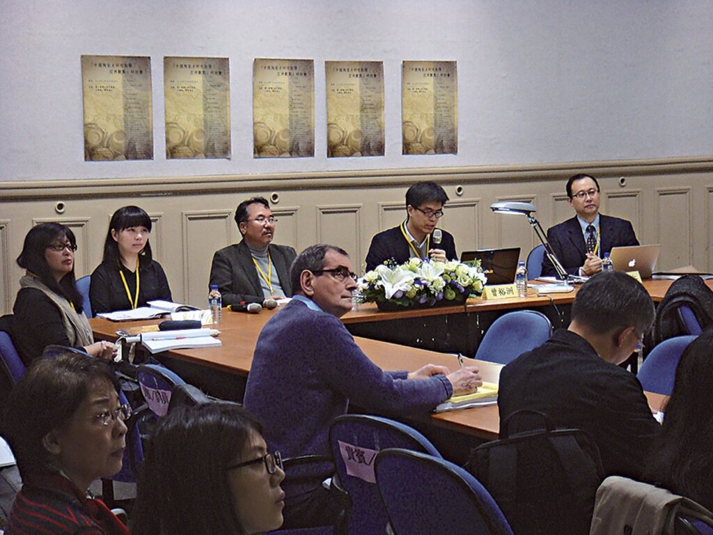 研討會第一場次：發表台左起林容伊、森達也、曾裕洲、小林仁。