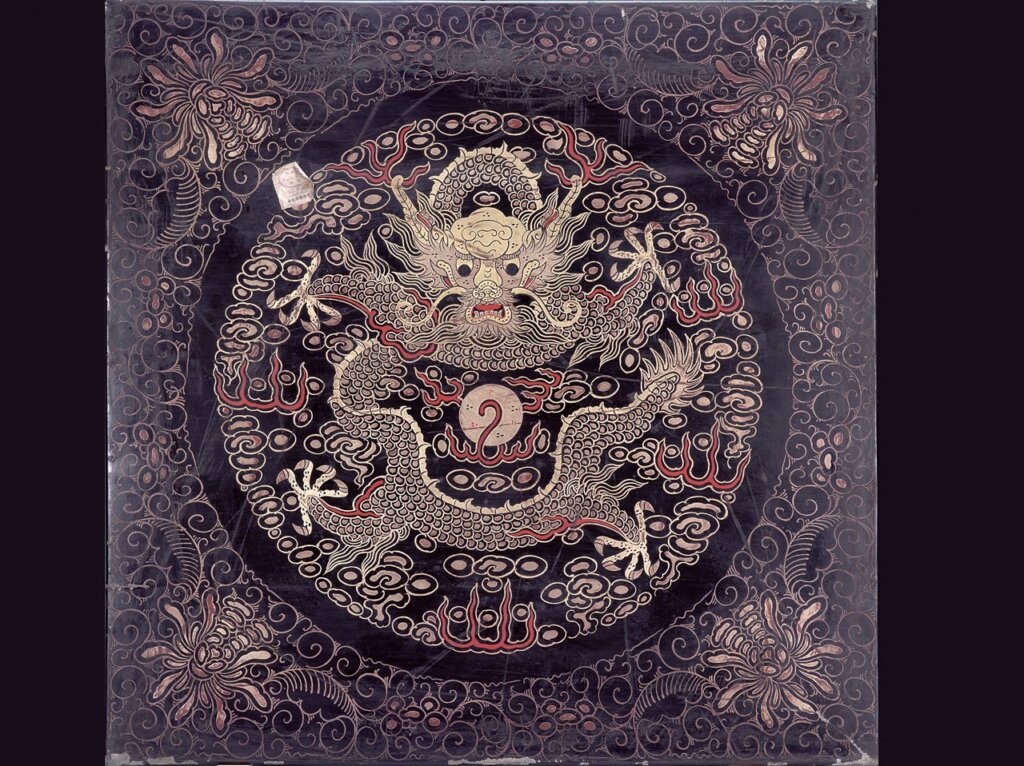 第一種黑漆描金團龍紋斗方盒面圖案。