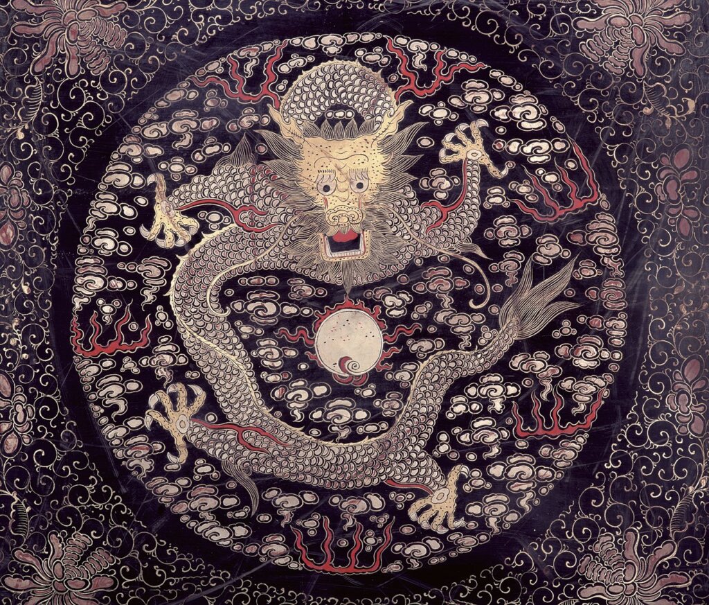 第二種黑漆描金團龍紋斗方盒盒面圖案。