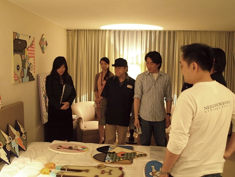 知名作家及藝人蔡康永也蒞臨觀賞YAT年輕當代藝術作品。圖／YAT