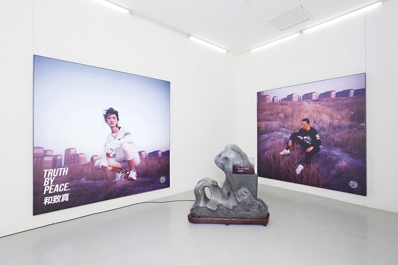 鐵木爾.斯琴於魔金石空間展出「生物基因岩」展覽一景。(藝術家與魔金石空間提供)