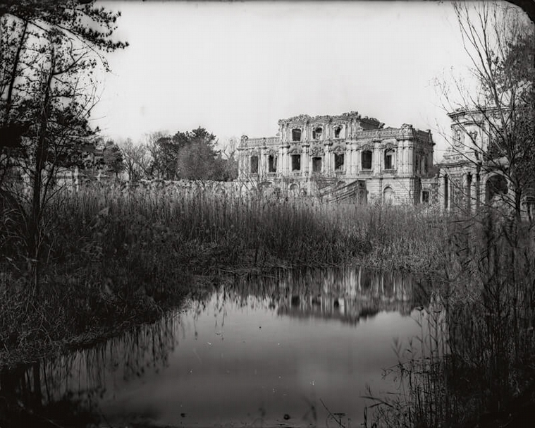 12獸首於北京圓明園時，屬於海晏堂前噴水池的一部分，於１８６０年英法聯軍時佚失，故而被中國視為是帝國主義國家侵略該國的歷史傷痕。圖為德籍攝影師恩斯特‧奧爾默（Ernst Ohlmer)所攝，1873年，圓明園西洋樓玻璃底片。（台灣秦風老照片館藏）