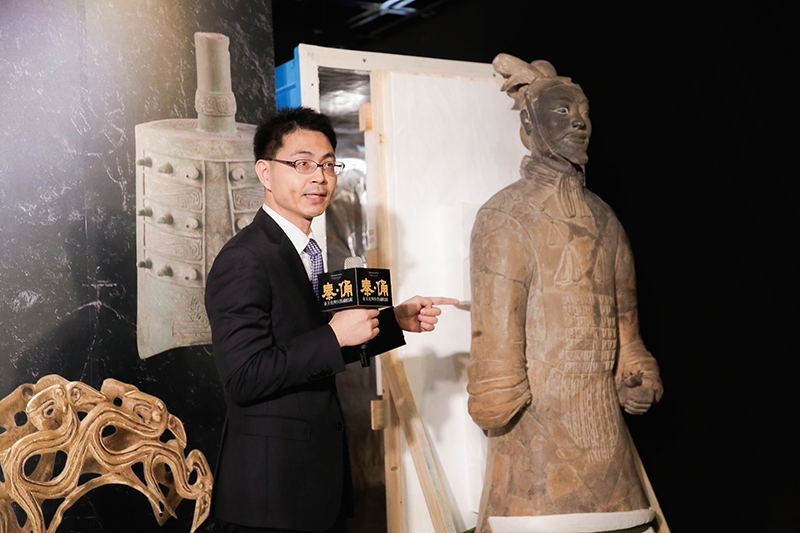 策展人蔡慶良介紹展品〈高級鎧甲軍吏俑〉。圖╱時藝多媒體。