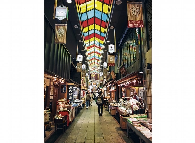 日本商店街統一規範的招牌街景。(攝影/李盈靜)