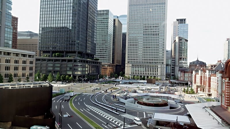 東京車站及周邊景觀,幾乎看不見任何招牌。(攝影/高愷珮)
