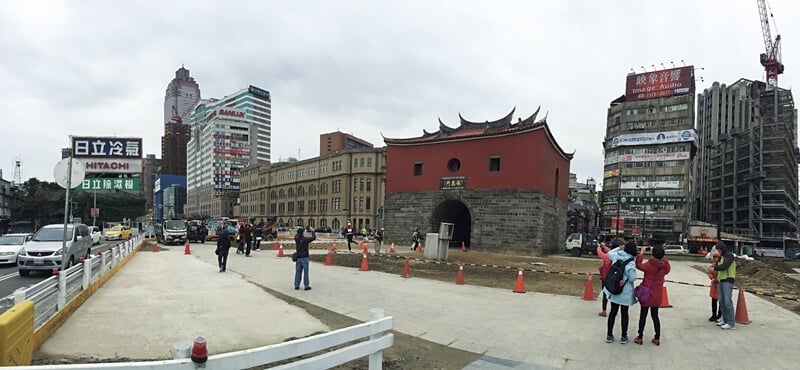 忠孝橋引道拆除後使北門的風華重現,但也凸顯周邊凌亂的廣告招牌,成為台北市長柯文哲口中最受不了的「中華民國美學。」(攝影/林怡秀)