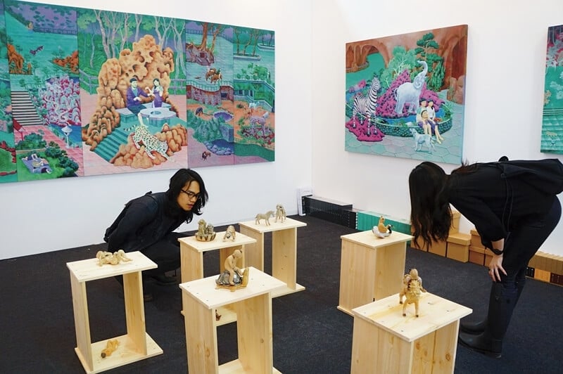 伊日藝術展出孫培懋作品，其擅長結合日常種種令人莞爾的荒謬劇情，作品使用鬼魅、俗麗的飽和用色。（攝影／張玉音）