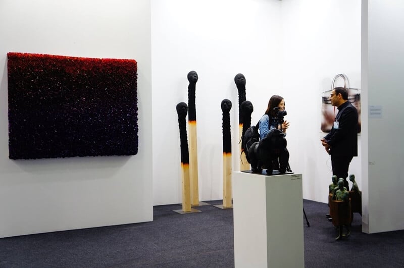 Mark Hachem Gallery 為參觀者帶來多件由藝術家史帝勒（Wolfgang Stiller）所創作《Matchstickman》裝置藝術。（攝影／張玉音）