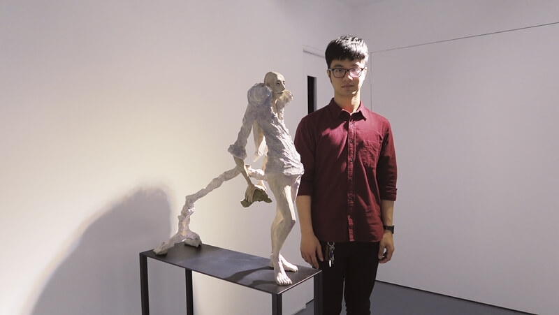 藝術家曾上杰與作品《前行 III》合影。