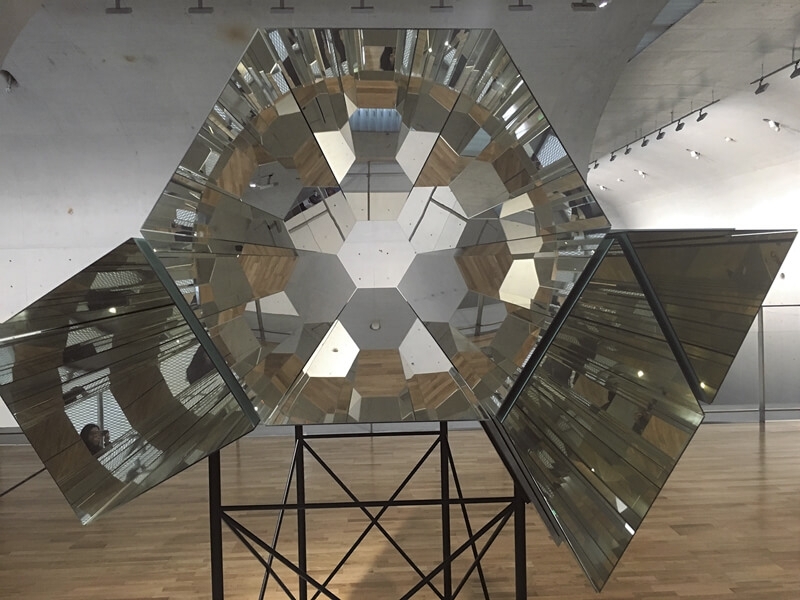 埃利亞松《你的多元視野》．鏡子、不鏽鋼、鋁．2011。（攝影／李素超）