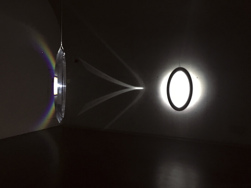 埃利亞松《環形彩虹》．壓克力棱鏡、鋼、鋁、電機、三腳架、鏑燈．2005。（攝影／李素超）