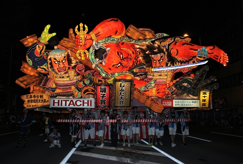 2015年青森睡魔祭,獲「2015年睡魔大賞優秀製作者賞」、由北村蓮明製作的《三井寺合戰 新田四天王大暴れ》。(青森睡魔祭執行委員會提供)