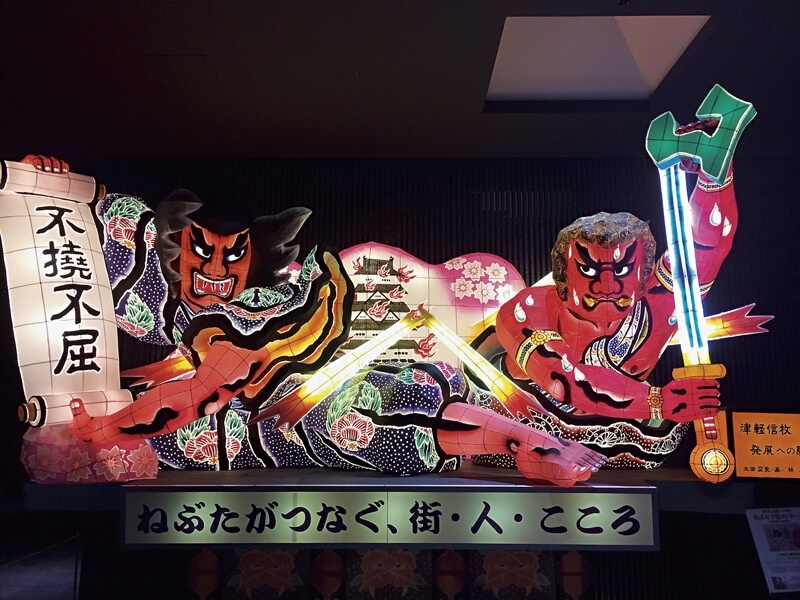日本青森縣固定每年8月舉行「青森睡魔祭」,以歌舞伎、歷史或神話為題材製成巨型燈籠,同時也設立睡魔會館,展示每年參與遊行的巨型燈籠,並介紹青森睡魔祭的由來,以及巨型燈籠的製作技術。(攝影/龔卓軍)