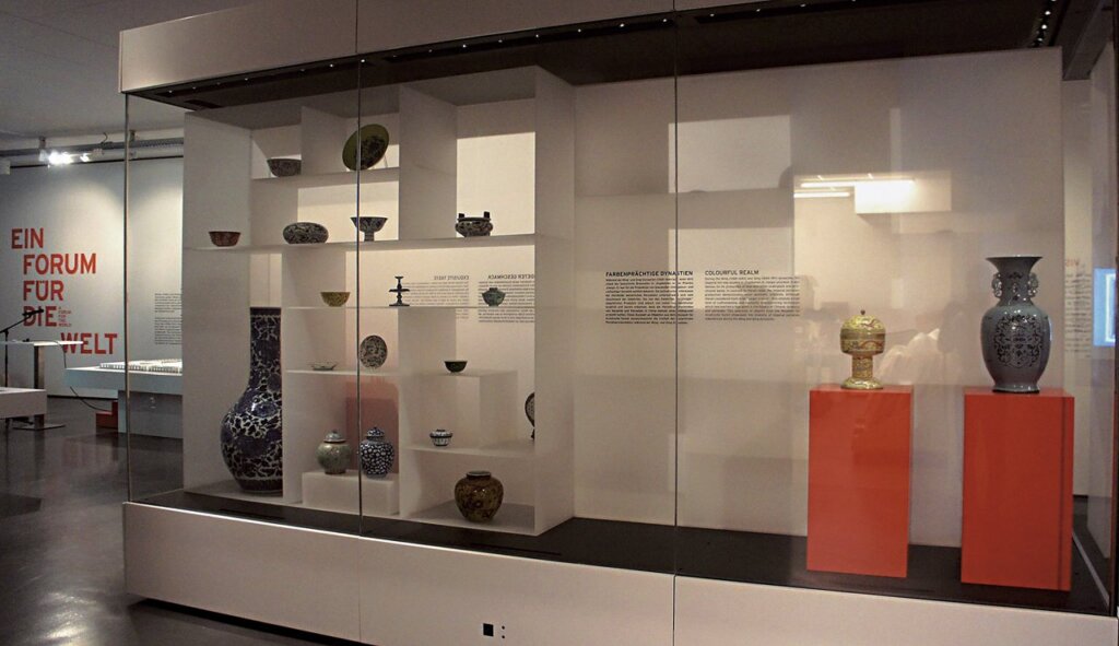 位於「Ｈumboldt-Box」的「多彩斑斕之境─明清官窯瓷器」展場一隅。