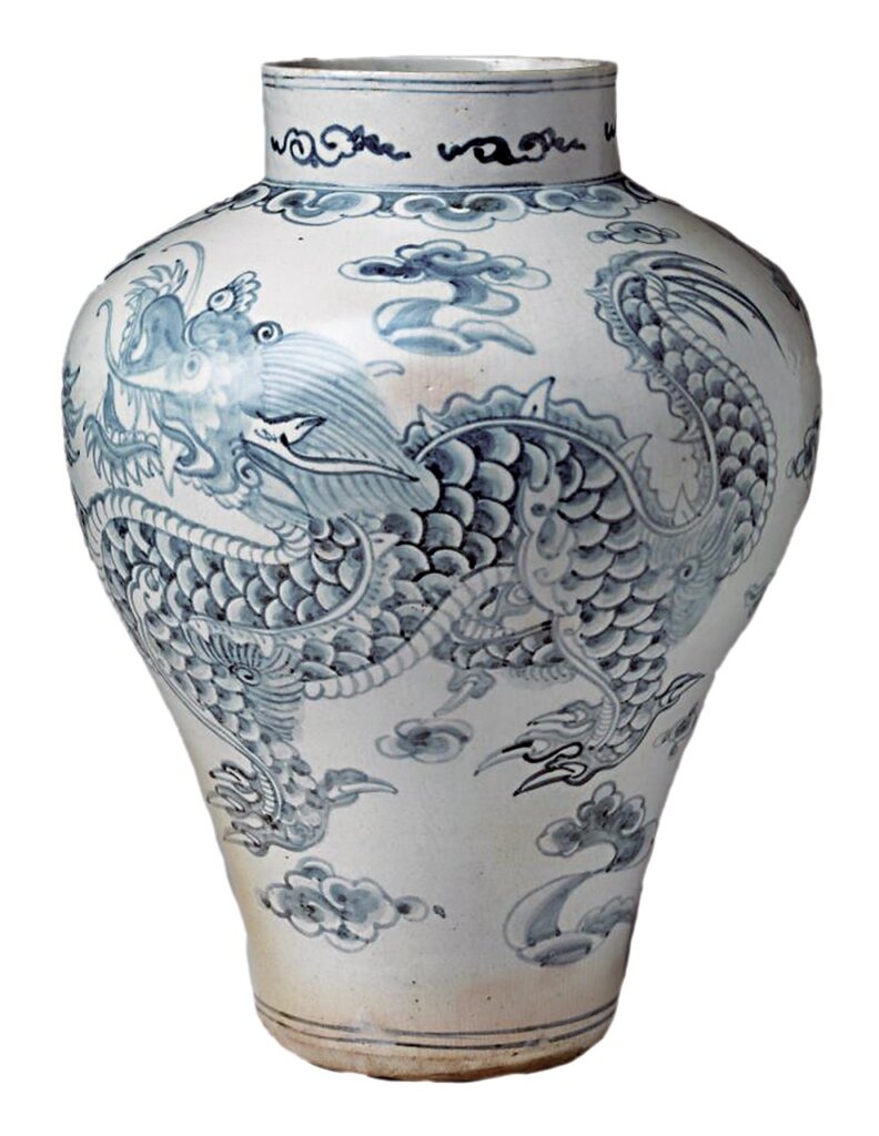 韓國18世紀〈青花龍紋瓷罐〉，42.7×33公分。
