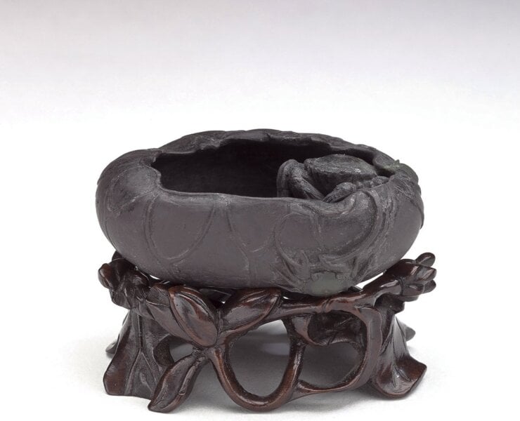 Nicholas Grindley Works of Art Ltd.：17 世紀〈卵形石雕荷狀水罐〉。