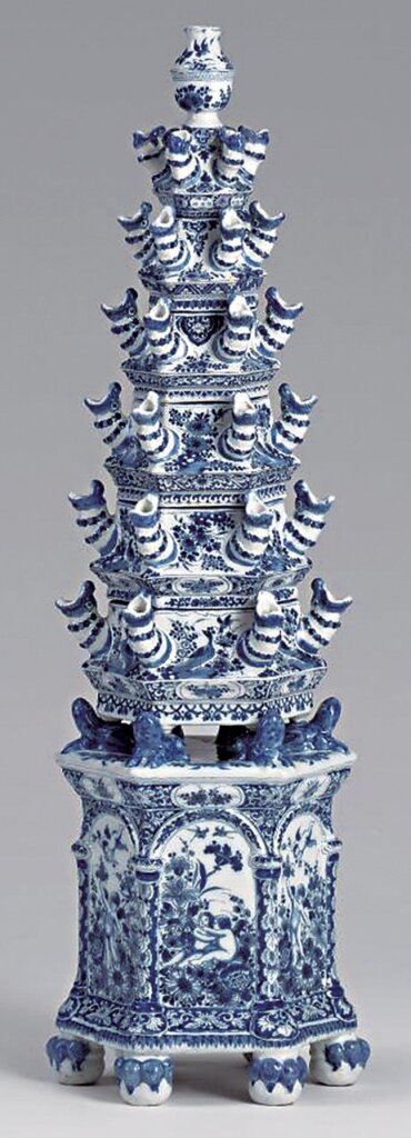 荷蘭代爾夫特約1690年〈塔形花器〉，97.8×29.8×26.5公分。