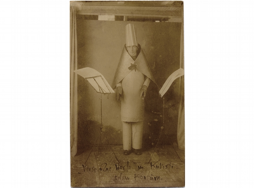 Hugo Ball穿著立體主義的表演服，當時在Cabaret Voltaire的邀請卡。（Cabaret Voltaire提供）