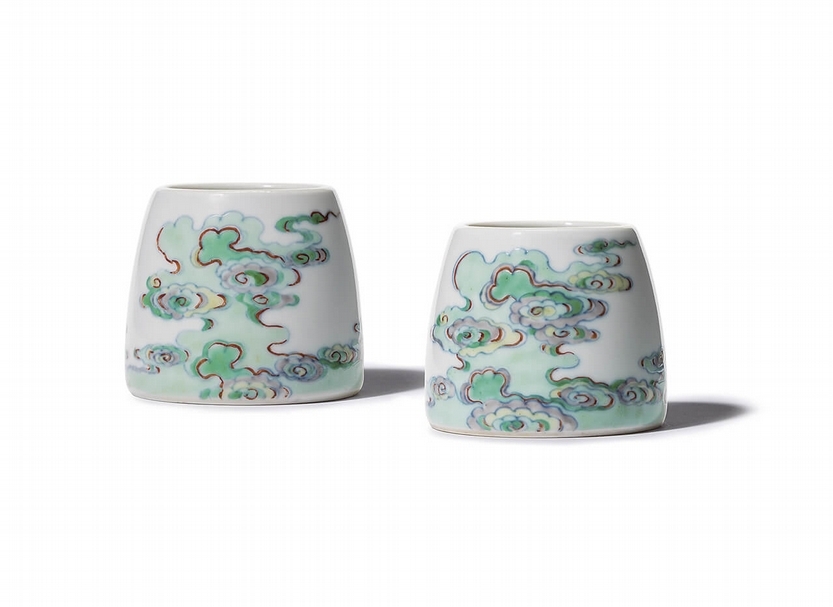 「中國瓷器及工藝精品」：清雍正〈鬥彩祥雲紋馬蹄式水丞〉一對。