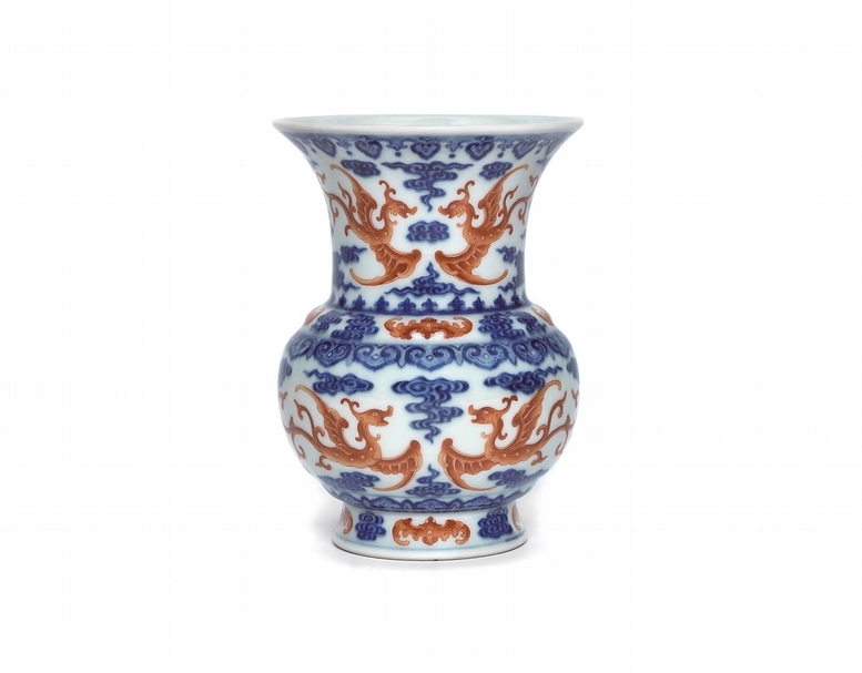 「中國瓷器及工藝精品」：清乾隆〈青花礬紅雲蝠夔鳳紋尊〉。