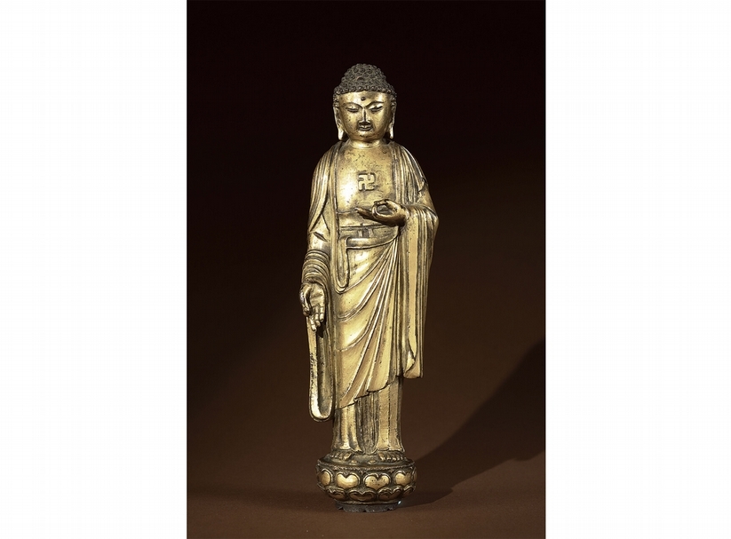 明洪武 銅鎏金接引佛．高23.3 cm．日本新田氏藏品。預估價：260萬至360萬人民幣。