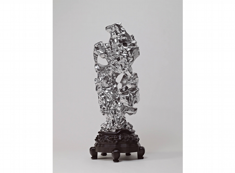 展望《假山石系列＃76》．不鏽鋼3/4．131×49×38 cm（含底座）．2006。