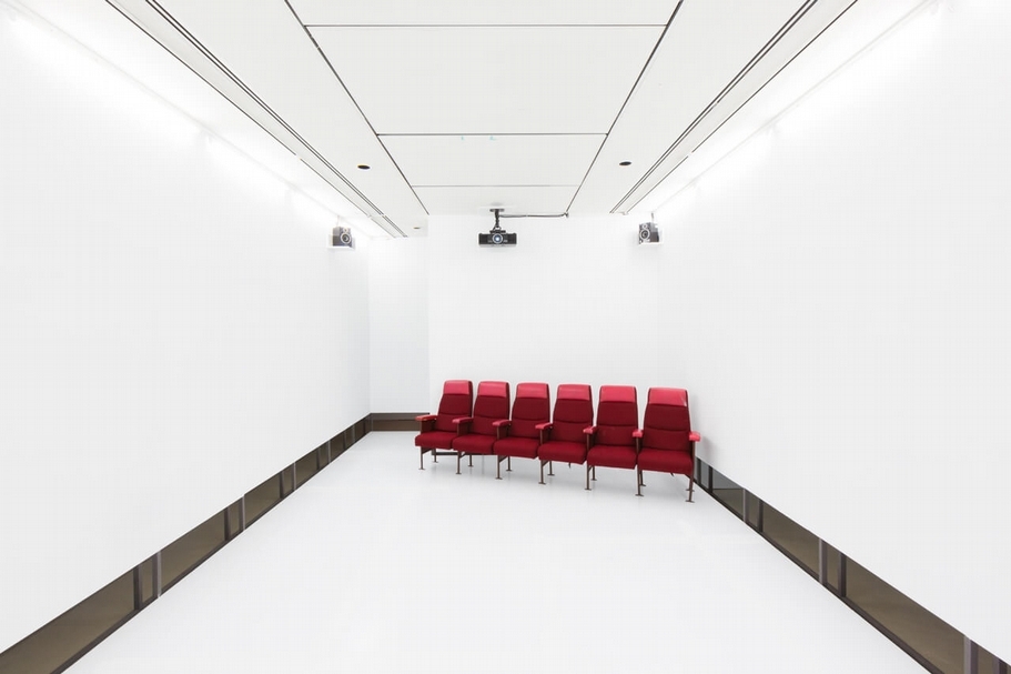 蔡明亮作品《是夢》於台北市立美術館「斜面連結」展覽現場一景。（台北市立美術館提供）