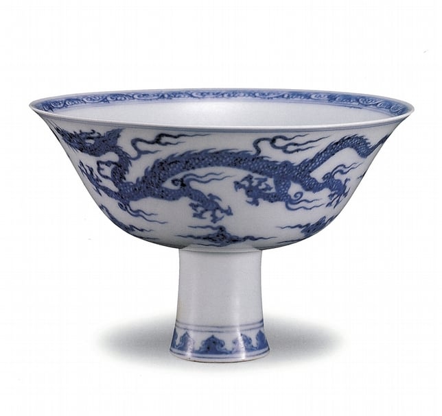 明宣德(1426~1435)晚期~正統(1436~1449)早期〈青花瓷盅〉一對,梁莊王墓出土,湖北省博物館藏。圖為其一。