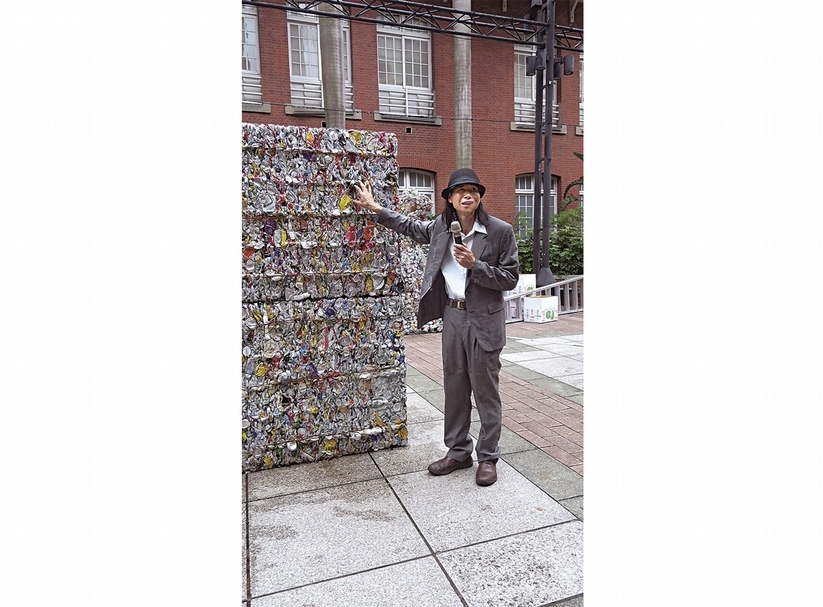 藝術家楊金池於台北當代藝術館戶外廣場進行《殺了我或改變!台北》。攝影/楊椀茹