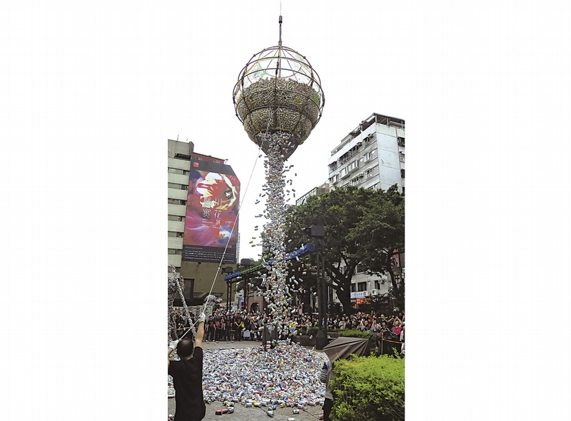藝術家楊金池導覽《鋁磚塊》的創作發想,來自於將台北市民一天使用的飲料罐數據視覺化。攝影/楊椀茹