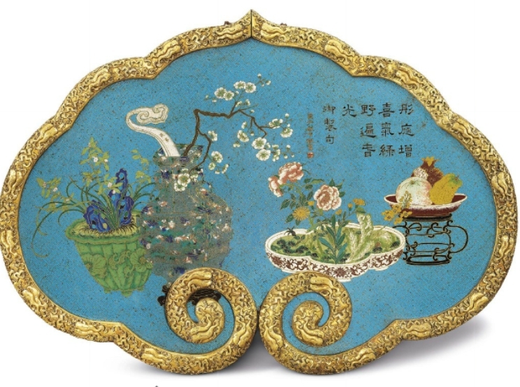 清乾隆〈掐絲琺瑯鎏金銅御製詩萬年如意掛屏〉。